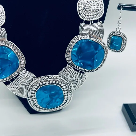 Chic Silver Statement Necklace with Blue Accents - Picture 5 of 7